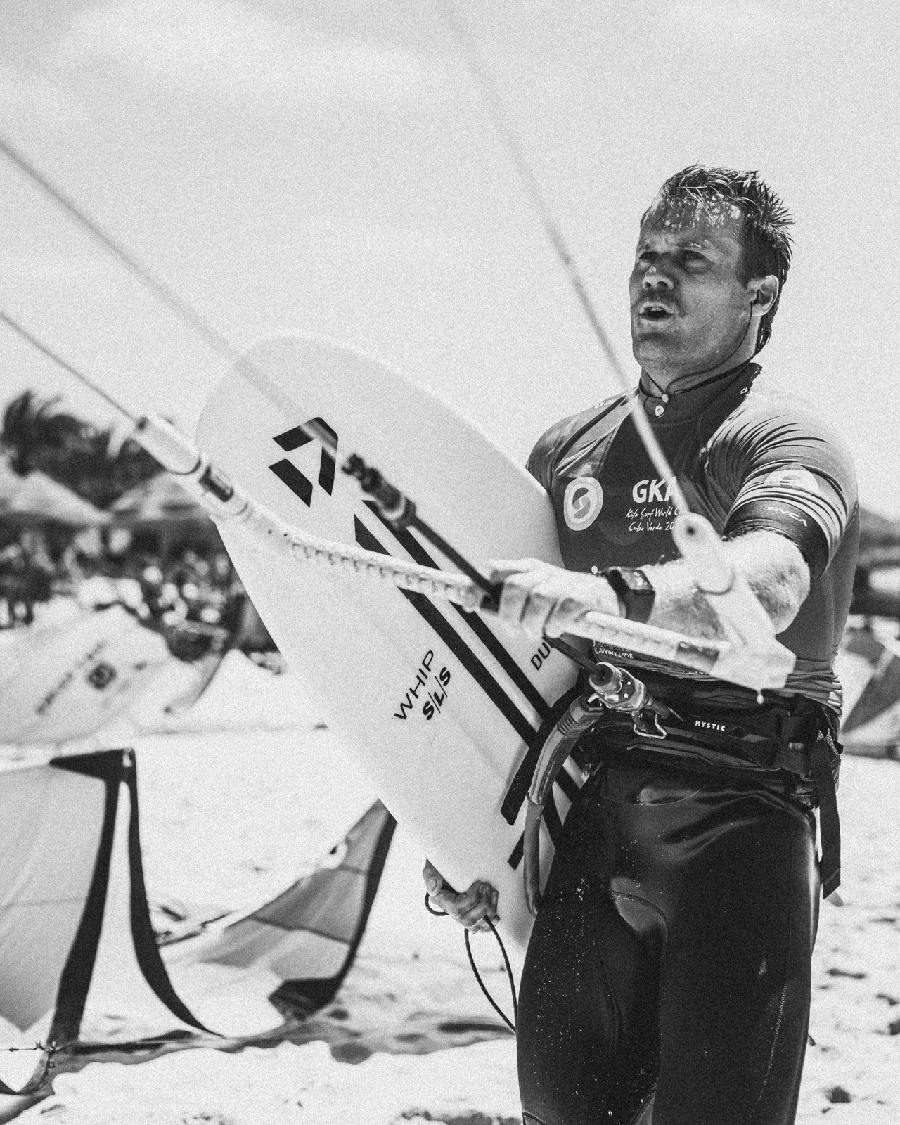 Kiter en la playa con su tabla, listo para entrar al agua