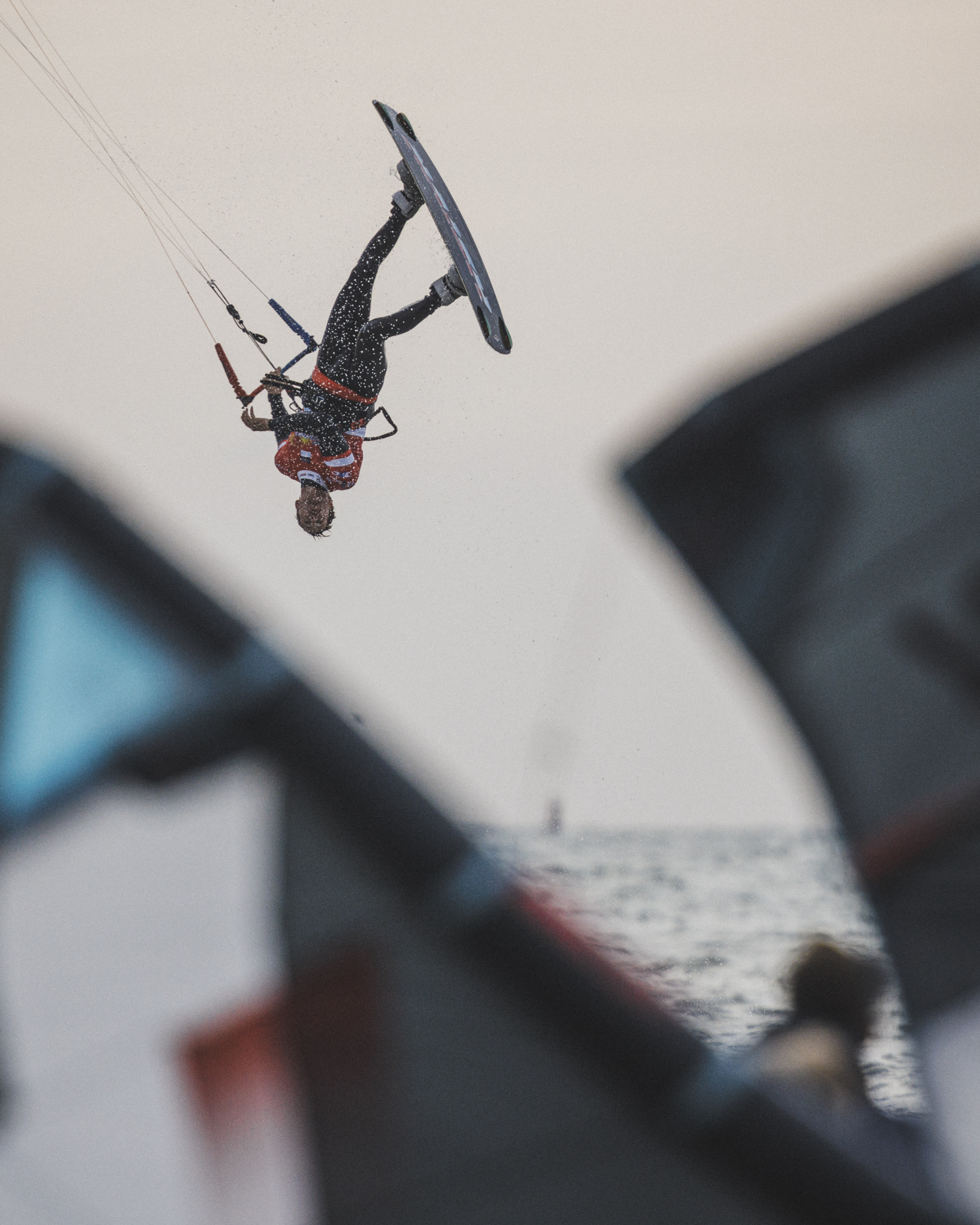 Kiter ejecutando un salto invertido de gran altura