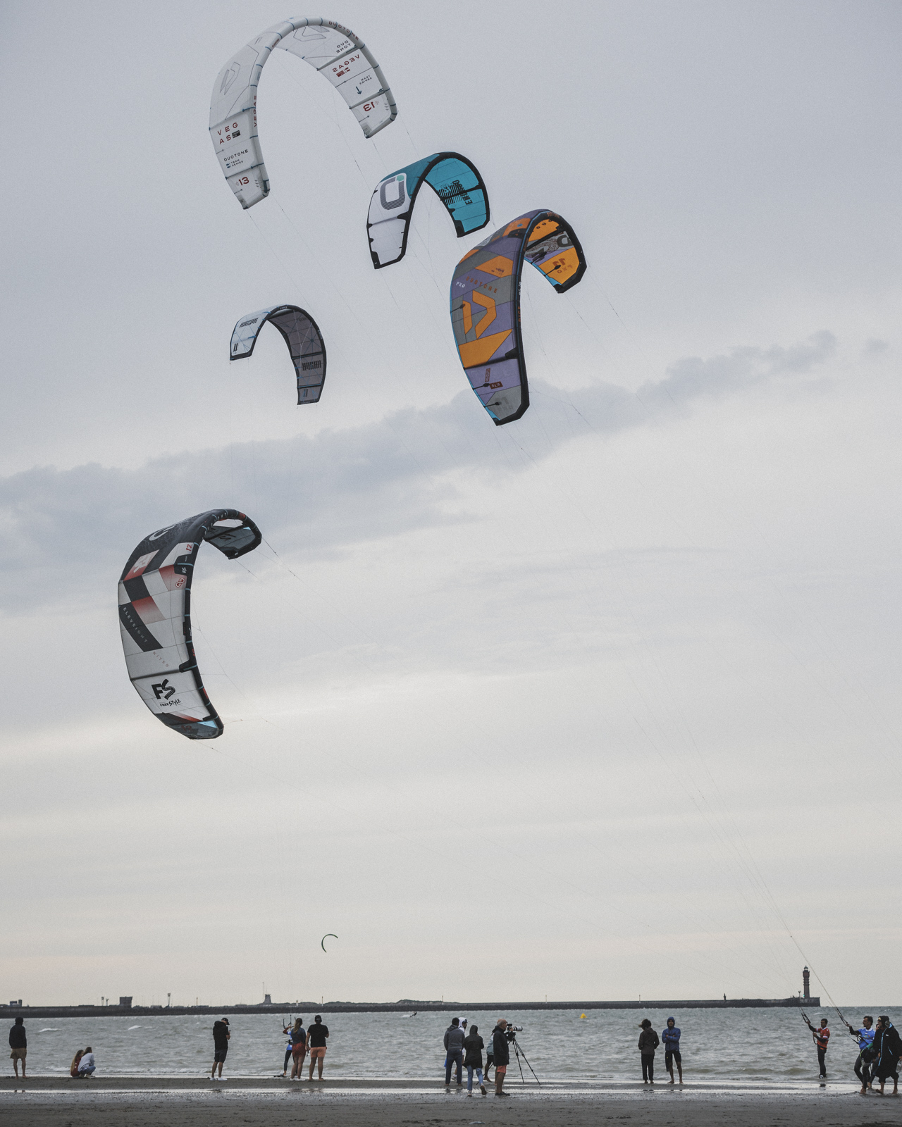 Varias cometas de kite surcando el cielo sobre la playa
