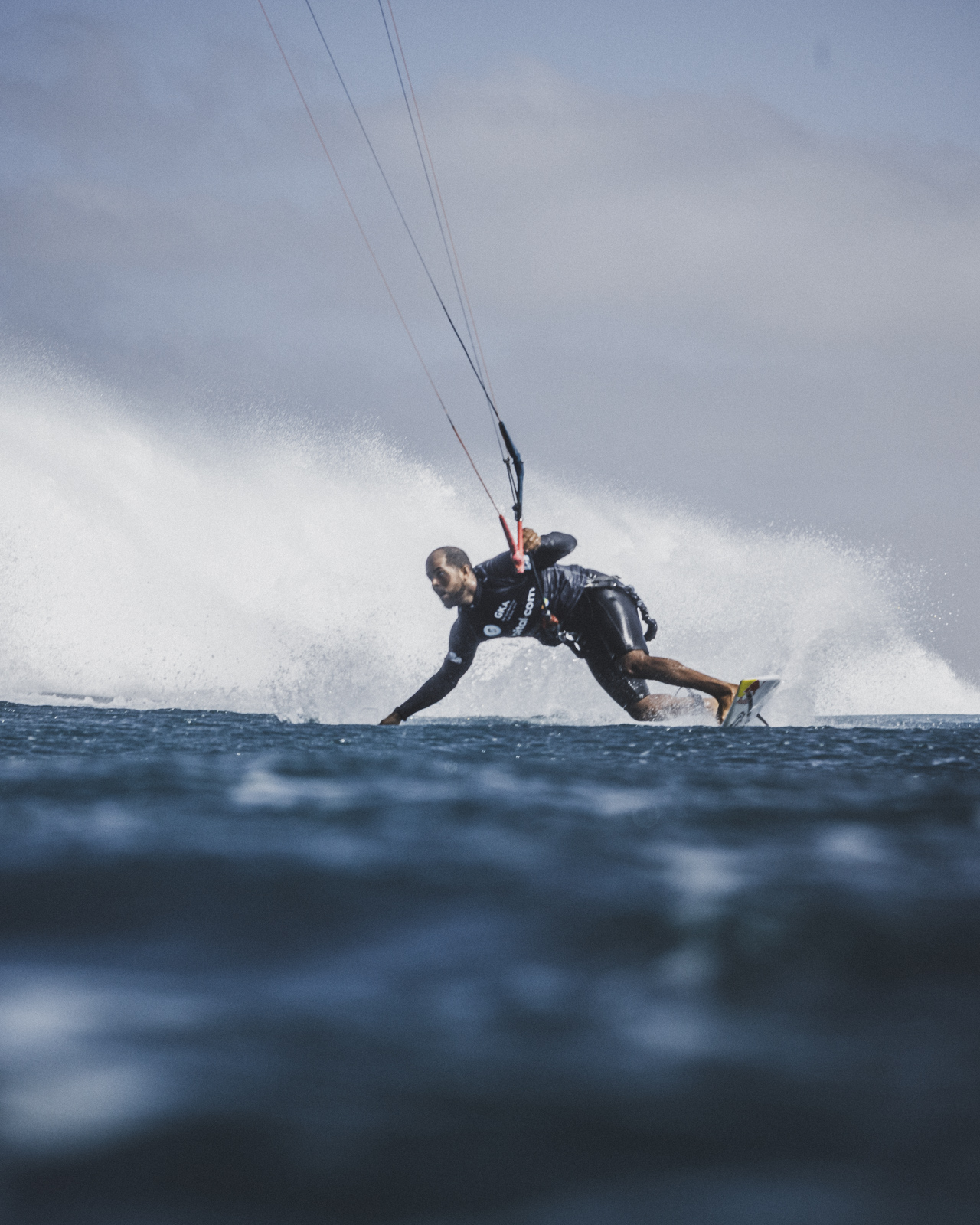 Kiter a ras del agua entre el spray