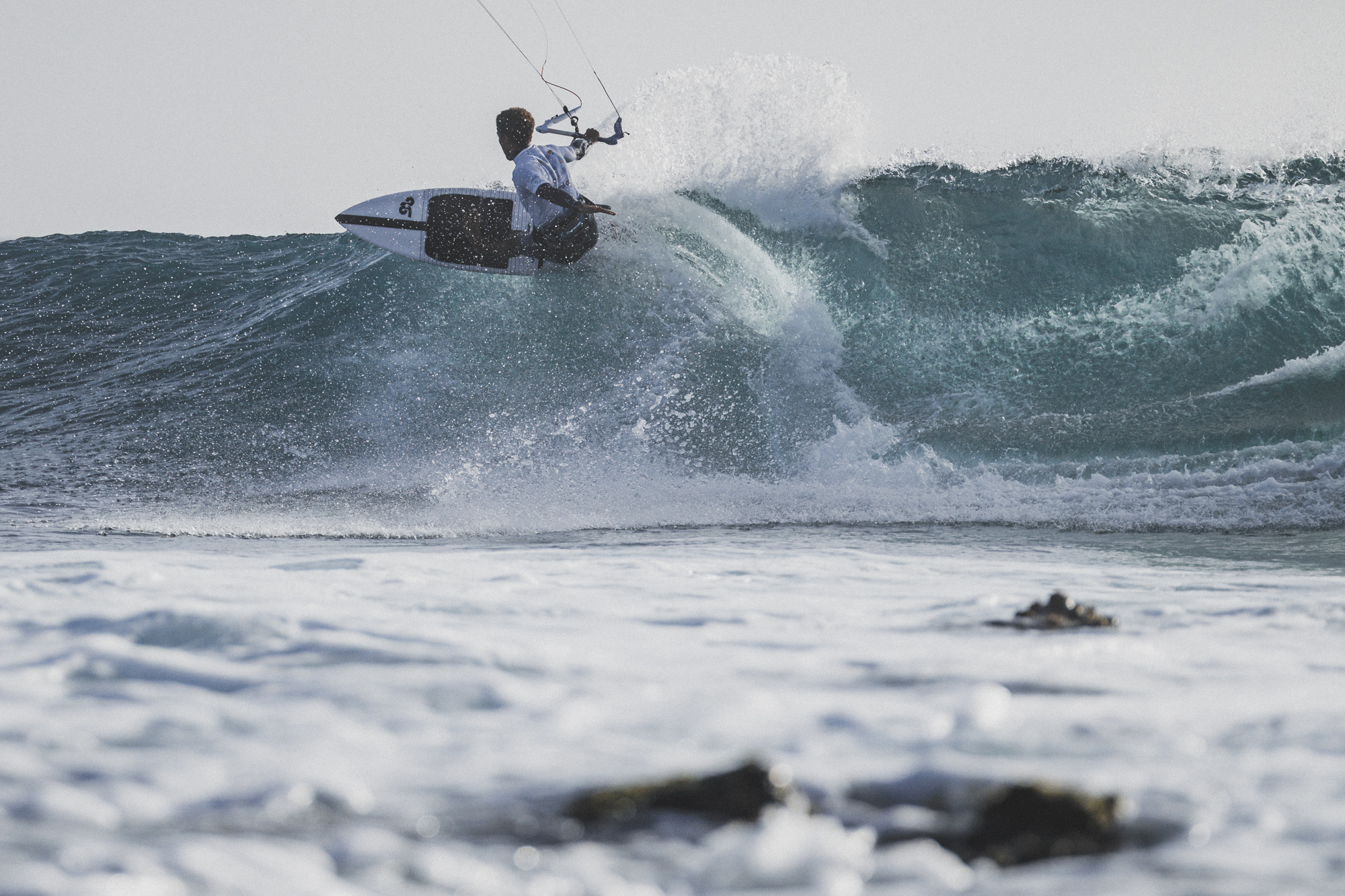 Kiter trazando una ola con potencia